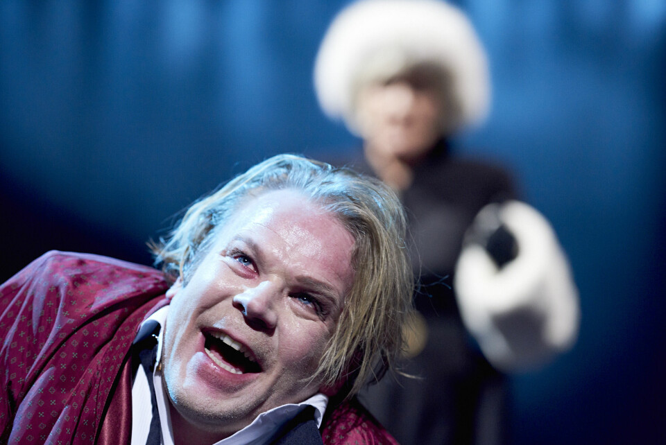 Anders Baasmo Christensen glitrer som «Don Juan» i et stykke som ellers mangler forløsning. I bakgrunnen Bente Børsum. Anders Baasmo Christensen glitrer som «Don Juan» i et stykke som ellers mangler forløsning. I bakgrunnen Bente Børsum.