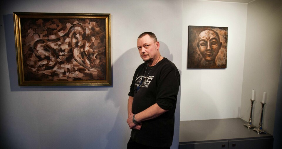 «Det er mye sammenkrøkede hodeløse folk på bildene her. Du får tolke det som du vil»: Michael Krohn stiller ut malerier på Galleri MAP i Oslo.