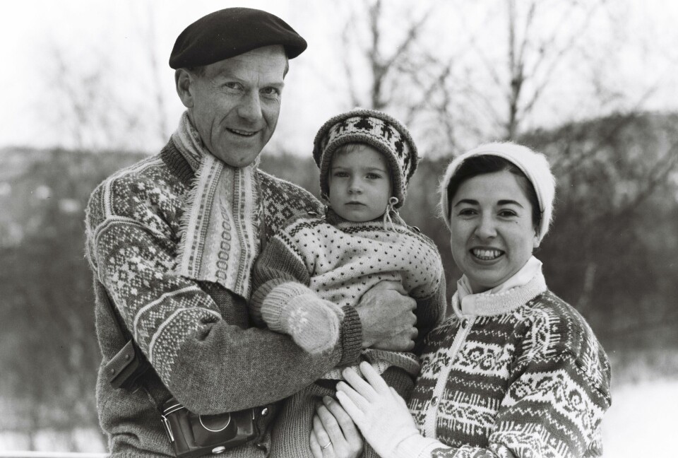 Forfatter Tone Skårdal Tobiasson med mor og far - pyntet i norsk strikk for fotografering til julekort som skulle sendes familie og venner i USA i 1960 Forfatter Tone Skårdal Tobiasson med mor og far - pyntet i norsk strikk for fotografering til julekort som skulle sendes familie og venner i USA i 1960