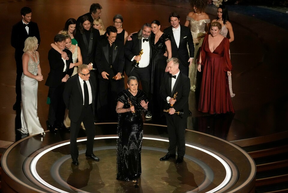 «Oppenheimer» ble den store vinneren på årets Oscar-utdeling. Her er folkene bak samlet på scenen. «Oppenheimer» ble kveldens store vinner i årets Oscar-utdeling. Den stakk blant annet av med prisen for beste film. Foto: Chris Pizzello / AP / NTB