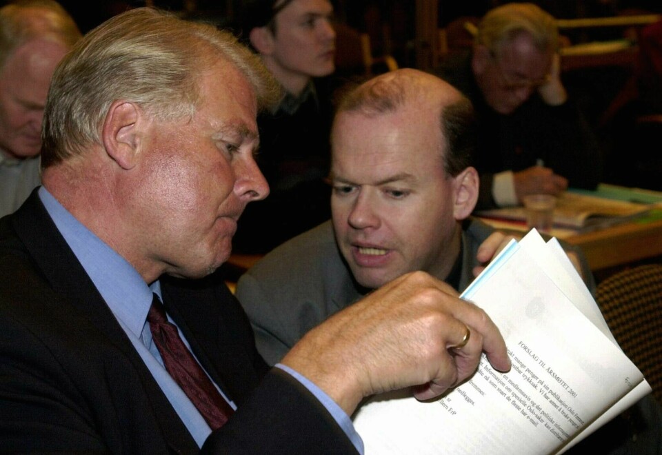 Arve Lønnum har vært leder i Oslo Frp før. Her er han fotografert sammen med formann Carl I. Hagen da han ble valgt inn i samme stilling i 2001. Carl I. Hagen og Arve Lønnum sammen.