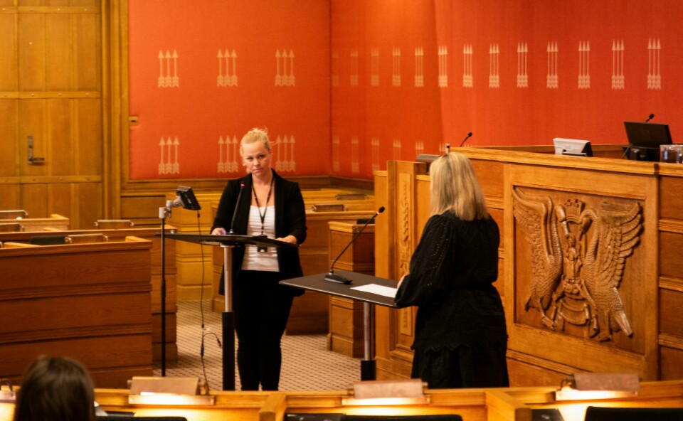 Eivor Evenrud (Ap), i debatt med byråd Anita Leirvik North (H) som har ryggen til. I bystyresalen