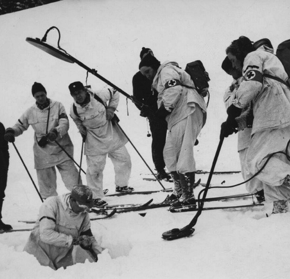 Hjelpekorpset, som ble en egen avdeling i Røde Kors i 1932, har vært den aktiviteten som har trukket flest til frivillig innsats i organisasjonens tjeneste. Bildet viser deltakere på et hjelpekorpskurs på Rjukan i 1950. FOTO: NORGES RØDE KORS/NTB SCANPIX Hjelpekorpset, som ble en egen avdeling i Røde Kors i 1932, har vært den aktiviteten som har trukket flest til frivillig innsats i organisasjonens tjeneste. Bildet viser deltakere på et hjelpekorpskurs på Rjukan i 1950. FOTO: NORGES RØDE KORS/NTB SCANPIX