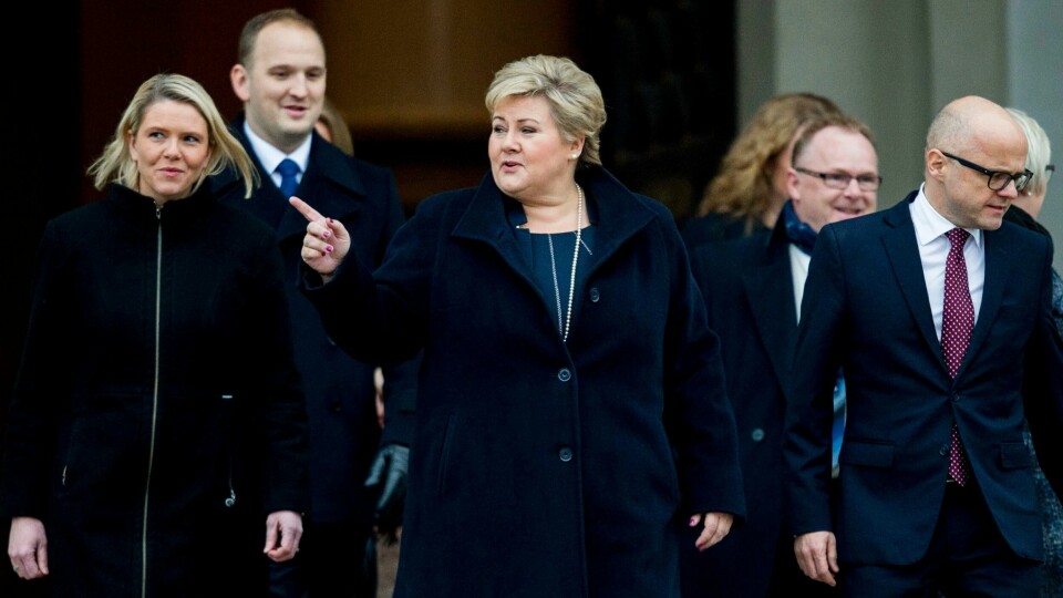 Statsminister Erna Solberg (H) (midten) presenterte sine nye statsråder på Slottsplassen onsdag. Innvandrings- og integreringsminister Sylvi Listhaug (Frp) lengst til venstre. Bak fra venstre: landbruks- og matminister Jon Georg Dale (Frp) og fiskeriminister Per Sandberg (Frp). Foran til høyre: klima- og miljøminister Vidar Helgesen (H). FOTO: Vegard Wivestad Grøtt/NTB scanpix