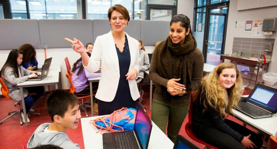 Skoler over hele landet risikerer å miste gode lærere som Nina Bansdal (t.h.) ved Frydenberg skole i Oslo. Skolebyråd Tone Tellevik Dahl (Ap) gjør det hun kan for å holde på lærerne. FOTO: ARNE OVE BERGO
