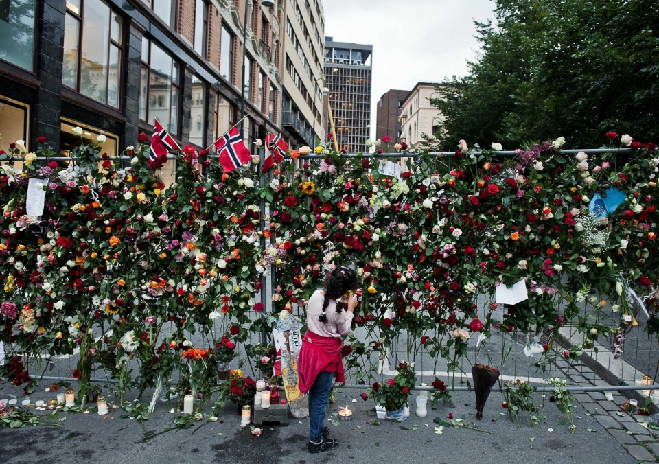 Så vidt jeg vet er det ingen som har gjennomgått lærebøkene for å se på hvordan 22. juli blir omtalt i dem, skriver Stian Bromark. Her er rosene etter rosetoget i juli 2011.