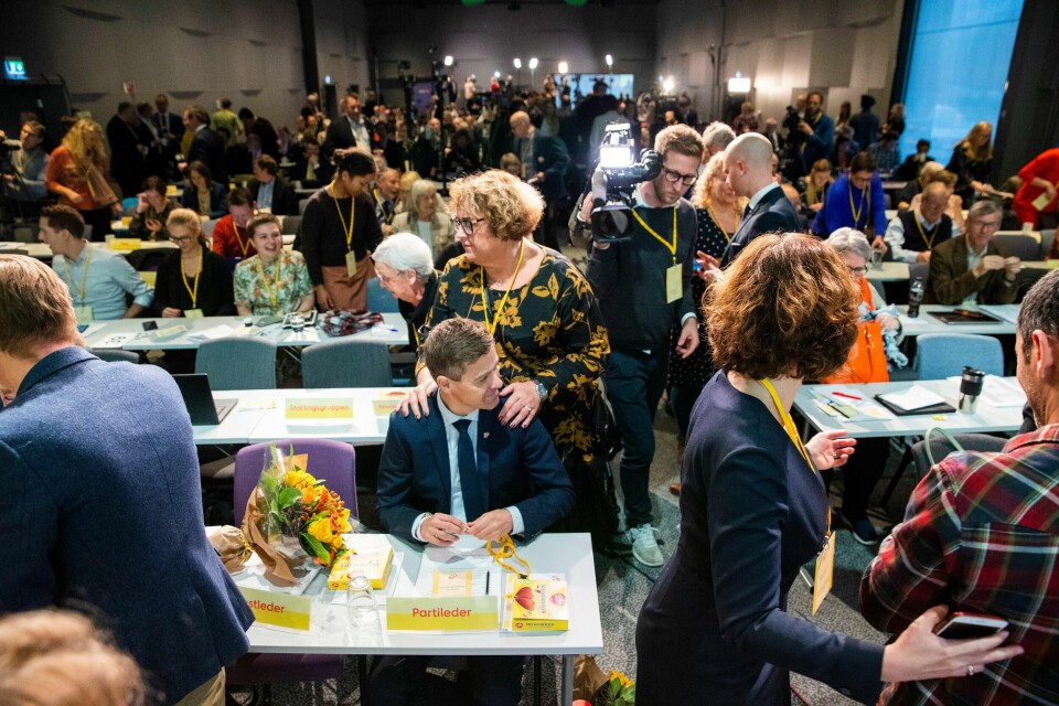 Gardermoen 20181102.Nestleder Olaug Bollestad gir partileder Knut Arild Hareide en klapp på skuldrene under KrFs ekstraordinære landsmøte på Gardermoen fredag.Foto: Håkon Mosvold Larsen / NTB scanpix