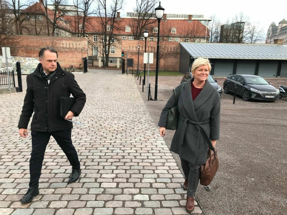 Partileder i Frp Siv Jensen ankommer statsministerens kontor til forhandlinger om statsbudsjettet søndag formiddag. T.v. kommunikasjonssjef i Frp, Kjetil Løset.
