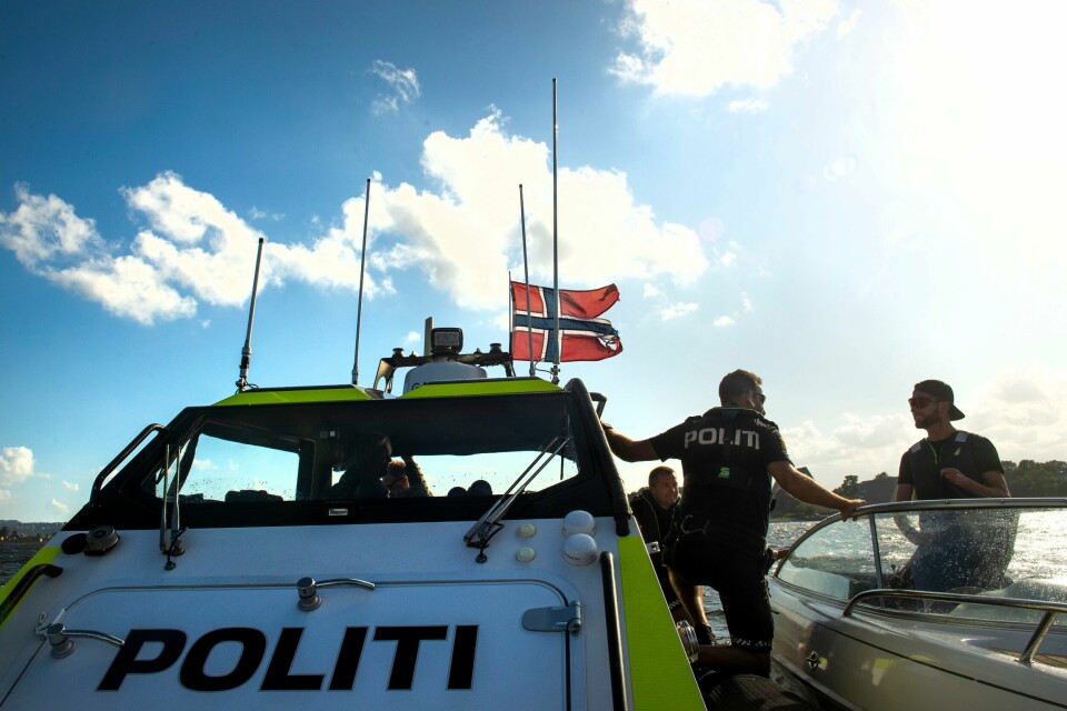 Det sommerferie, varmt i været, og alle vil ut på sjøen. Politibetjentene Bård Grønnesby og Thomas Engelmann-Kokkim kontrollerte onsdag båtførerbevis hos en mann som ikke ønsker å stille med navn. Det sommerferie, varmt i været, og alle vil ut på sjøen. Politibetjentene Bård Grønnesby og Thomas Engelmann-Kokkim kontrollerte onsdag båtførerbevis hos en mann som ikke ønsker å stille med navn. Foto: Annika Byrde / NTB