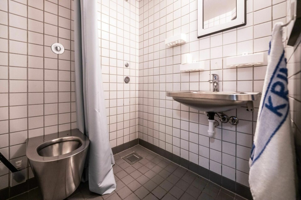Her er bad og toalett tilsvarende det han har i sin sovecelle. Her er bad og toalett tilsvarende det han har i sin sovecelle.