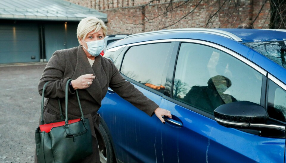 Frp-leder Siv Jensen etter budsjettforhandlinger med regjeringspartiene på Statsministerens kontor fredag. Forhandlingene vil fortsette igjen mandag kveld.