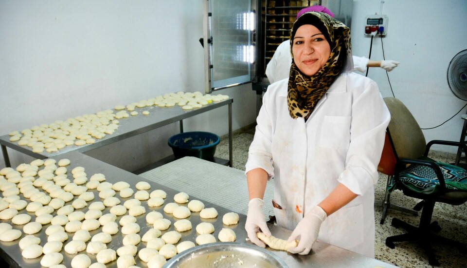 800 minipizzaer og et ukjent antall osteruller skal være klare om et par timer. Zohra Rabie har jobbet i skolebakeriet i sju år nå. 800 minipizzaer og et ukjent antall osteruller skal være klare om et par timer. Zohra Rabie har jobbet i skolebakeriet i sju år nå.