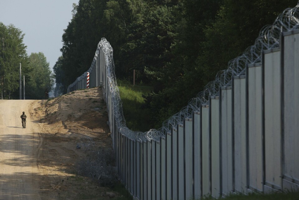 Polske myndigheter sender over dobbelt så mange soldater til grensen til Belarus. Nå vil 10.000 soldater ha en tilstedeværelse der. Polske myndigheter sender over dobbelt så mange soldater til grensen til Belarus. Nå vil 10.000 soldater ha en tilstedeværelse der. Foto: Michal Dyjuk / AP / NTB