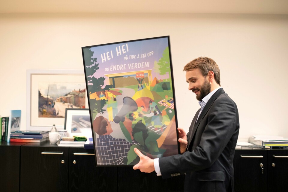 – Plakaten står bak pulten min hele tiden. Den fikk han av AUF da han ble minister. Jan Christian Vestre til Lørdagsportrett 22.10.22