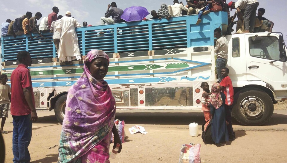 5 millioner mennesker kan bli rammet av akutt matmangel i Sudan de neste månedene, ifølge FNs nødhjelpssjef Martin Griffiths. Foto: AP / NTB Folk setter seg på en lastebil som er i ferd med å forlate Sudans hovedstad Khartoum. Verdens matvareprogram (WFP) advarer om at borgerkrigen i landet kan utløse verdens verste sultkatastrofe. Foto: AP / NTB