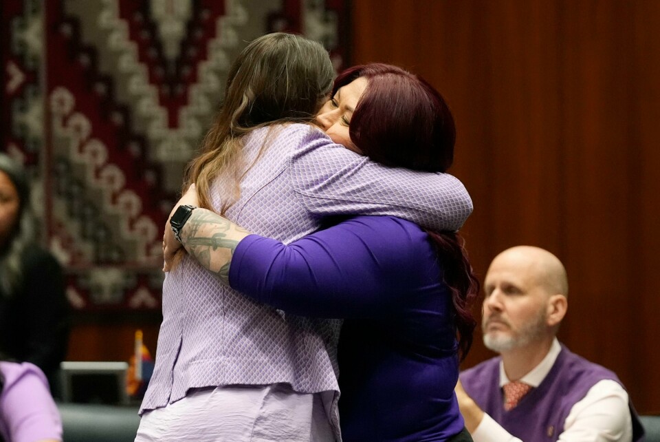 Demokratene Stephanie Stahl Hamilton (til venstre) og Anna Hernandez klemmer hverandre etter at det onsdag ble flertall for å fjerne et 160 år gammelt abortforbud i Arizona. Delstatssenatet må også gå inn for å stryke forbudet for å unngå at det trer i kraft om kort tid. Foto: Ross D. Franklin / AP / NTB Demokratene Stephanie Stahl Hamilton (til venstre) og Anna Hernandez klemmer hverandre etter at det onsdag ble flertall for å fjerne et 160 år gammelt abortforbud i Arizona. Delstatssenatet må også gå inn for å stryke forbudet for å unngå at det trer i kraft om kort tid. Foto: Ross D. Franklin / AP / NTB
