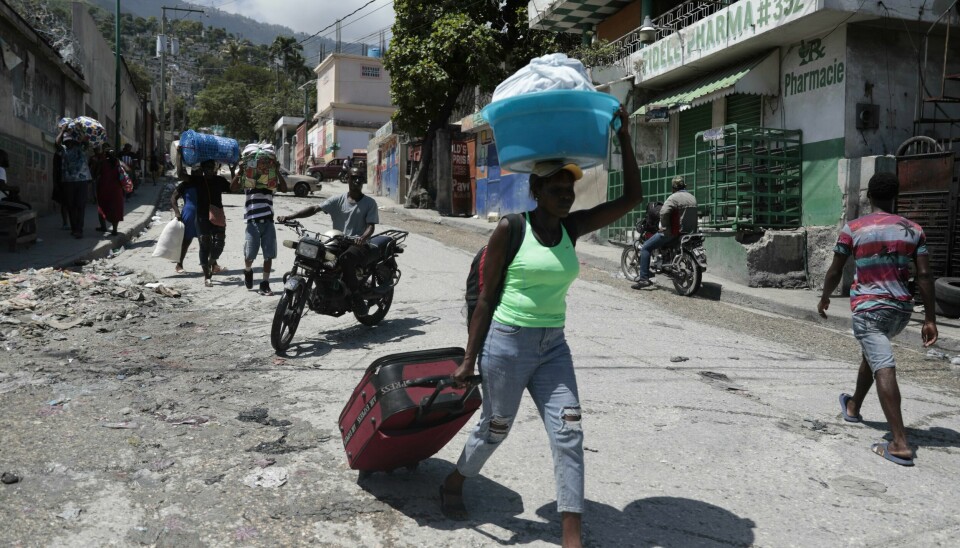 Innbyggere flykter fra hjemmene sine i Carrefour-Feuilles-distriktet i Haitis hovedstad Port-au-Prince. Siden august har rundt 40.000 mennesker i landet blitt tvunget til å forlate hjemmene sine. Innbyggere flykter fra hjemmene sine i Carrefour-Feuilles-distriktet i Haitis hovedstad Port-au-Prince. Siden august har rundt 40.000 mennesker i landet blitt tvunget til å forlate hjemmene sine. Foto: Odelyn Joseph / AP / NTB