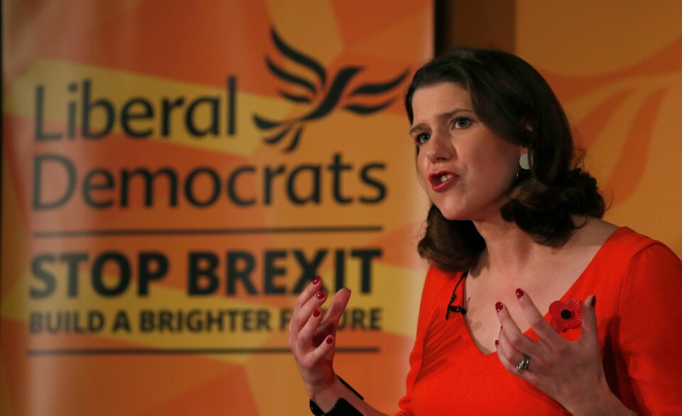 Jo Swinson og Liberaldemokratene sier tydelig at de vil stanse brexit dersom de får makten etter valget. Nå har partiet inngått en pakt med to småpartier for å hjelpe flest mulig brexitmotstandere med å vinne valget 12. desember. Foto: Alastair Grant / AP / NTB scanpix