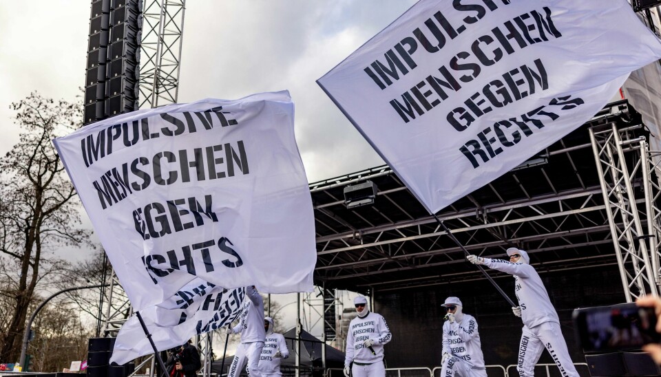 Hiphopbandet Deichkind spiller under en demonstrasjon mot høyreekstremisme i Hamburg, under slagordet «Impulsive folk mot høyresiden». Hiphopbandet Deichkind spiller under en demonstrasjon mot høyreekstremisme i Hamburg, under slagordet «Impulsive folk mot høyresiden». Foto: Axel Heimken / dpa via AP / NTB