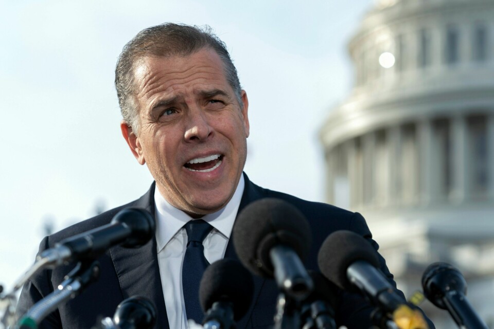 Hunter Biden nekter for at faren har vært innblandet i hans forretningsvirksomhet. Hunter Biden, son of President Joe Biden, talks to reporters at the U.S. Capitol, in Washington, Wednesday, Dec. 13, 2023. Hunter Biden lashed out at Republican investigators who have been digging into his business dealings, insisting outside the Capitol he will only testify before a congressional committee in public. (AP Photo/Jose Luis Magana)