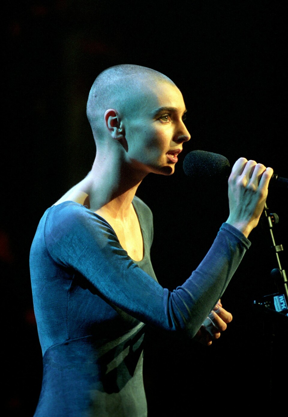 Artisten Sinead O'Connor døde i 2023. Her er hun på scenen i Oslo i 1994. Sinéad O'Connor på scenen i Oslo i 1994. Foto: Erik Johansen / NTB