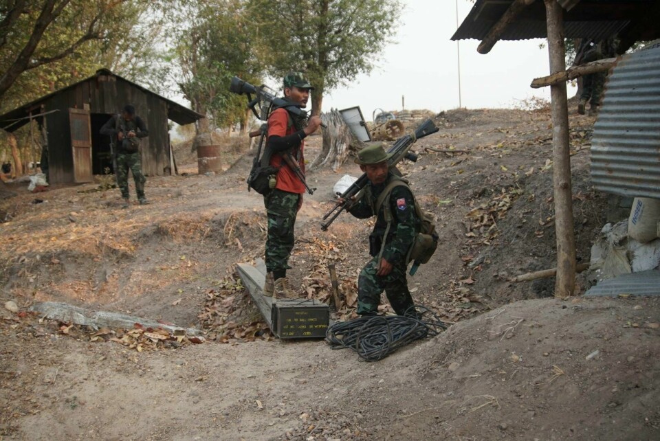 Myanmarske geriljakrigere fra Karen-minoriteten samler sammen våpen etter erobringen av en militærpost ved Myawaddy i mars. Myanmarske geriljakrigere fra Karen-minoriteten samler sammen våpen etter erobringen av en militærpost ved Myawaddy i mars. Foto: METRO / AP / NTB