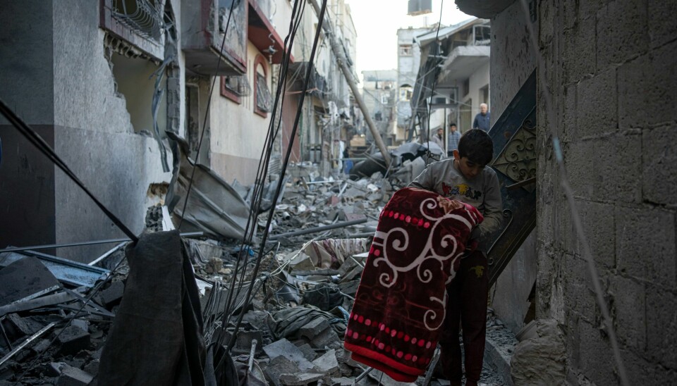 Palestinere ser på ruinene etter nye israelske bombeangrep lørdag i Rafah rett ved grensa til Egypt. Over 17.000 palestinere skal være drept og nærmere 50.000 såret etter to måneder med israelske angrep i krigen mot Hamas. Palestinere ser på ruinene etter nye israelske bombeangrep lørdag i Rafah rett ved grensa til Egypt. Over 17.000 palestinere skal være drept og nærmere 50.000 såret etter to måneder med israelske angrep i krigen mot Hamas. Foto: Fatima Shbair / AP / NTB