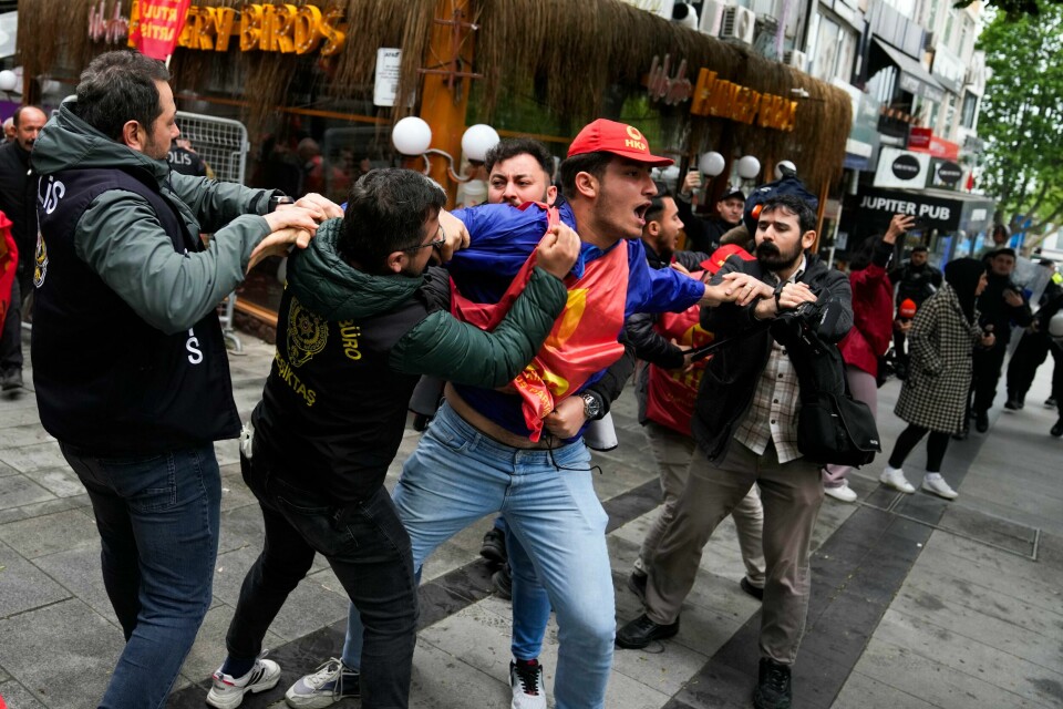 En fagforeningsmann i håndgemeng med tyrkisk politi 1. mai. En fagforeningsmann i håndgemeng med tyrkisk politi 1. mai. Foto: Khalil Hamra / AP / NTB