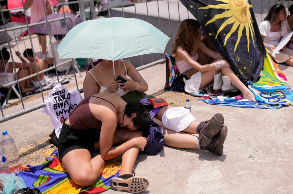 Taylor Swift-fans venter utenfor Nilton Santos stadion. Den amerikanske superstjernen skulle lørdag skulle holde sin andre av tre planlagte konserter i Rio, som er rammet av en heftig hetebølge. Foto: Silvia Izquierdo / AP / NTB Taylor Swift-fans venter utenfor Nilton Santos stadion. Den amerikanske superstjernen skulle lørdag skulle holde sin andre av tre planlagte konserter i Rio, som er rammet av en heftig hetebølge. Foto: Silvia Izquierdo / AP / NTB