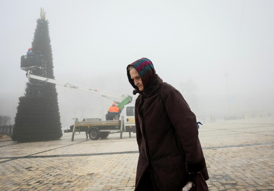 Juletreet pyntes på Sofia-plassen i Kyiv. Men folk i Ukrainas hovedstad har andre ting å tenke på. Juletreet pyntes på Sofia-plassen i Kyiv. Men folk i Ukrainas hovedstad har andre ting å tenke på.