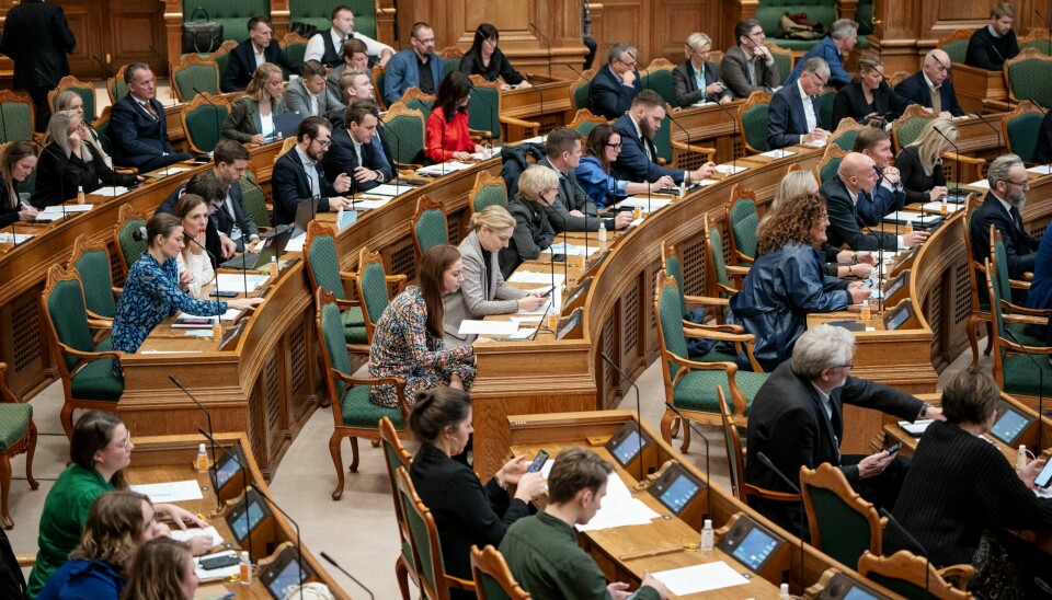 Loven ble vedtatt med 94 stemmer for og 77 stemmer mot i Folketinget. Loven ble vedtatt med 94 stemmer for og 77 stemmer mot i Folketinget.