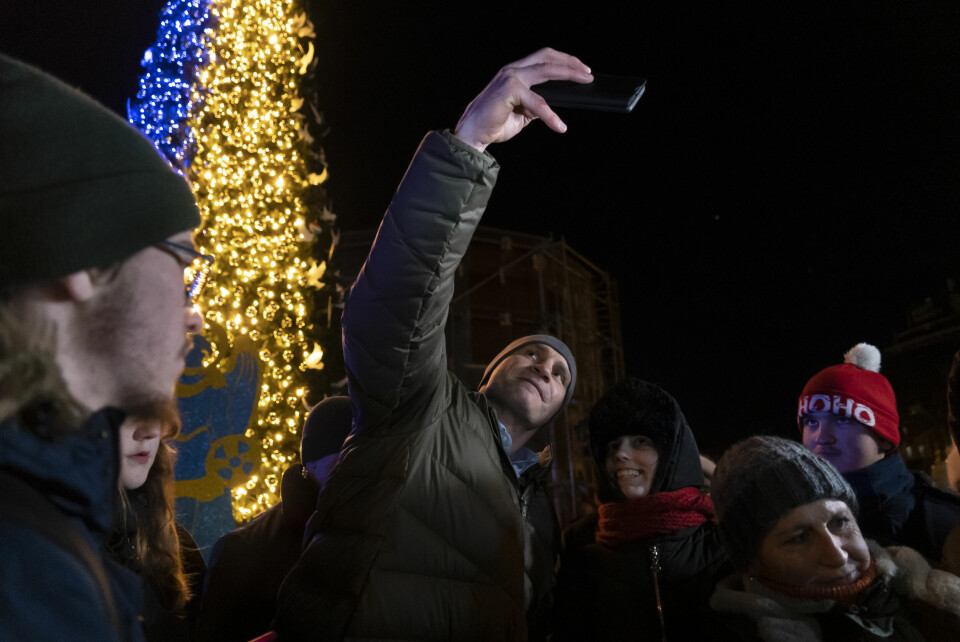 Ordfører i Kyiv, Vitalij Klitsjko, poserer på selfies under julegrantenningen 19. desember. Ordfører i Kyiv, Vitalij Klitsjko, poserer på selfies under julegrantenningen 19. desember.