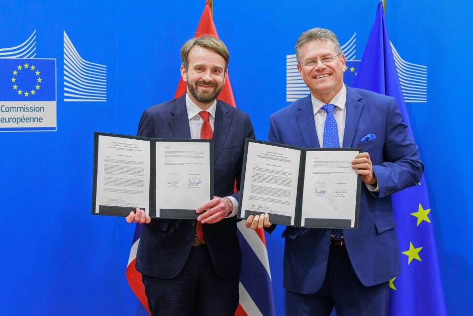 Torsdag satte Vestre og EU-kommissær Maros Sefcovic sine navnetrekk under industriavtalen, som er den første innunder Grønn allianse som Norge og EU inngikk i fjor vår. Torsdag satte Vestre og EU-kommissær Maros Sefcovic sine navnetrekk under industriavtalen, som er den første innunder Grønn allianse som Norge og EU inngikk i fjor vår. Foto: Christophe Licoppe / EU / handout / NTB