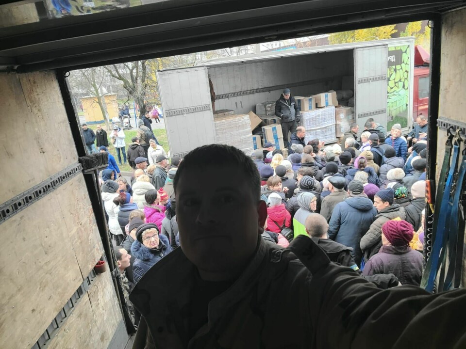 Mykola Nazarovets inni konteineren som var full av varer til ukrainere som bor nær fronten. Mykola Nazarovets