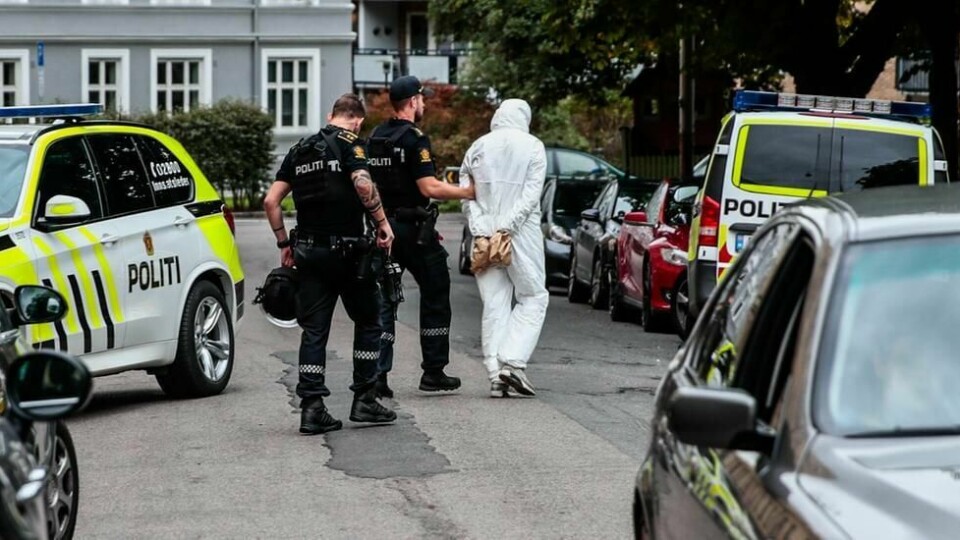 To personer som ble pågrepet torsdag ble ikledd en hvit heldekkende drakt og fikk trukket papirposer over hendene for å sikre bevis.