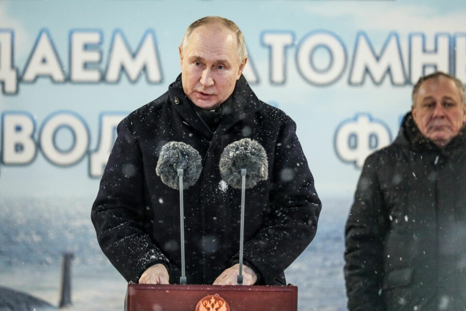 Vladimir Putin har gjentatte ganger rast mot Vesten og Nato. Alt er en del av tankegodset Russlands president har med seg fra tiden i KGB, mener den norske forfatteren John Færseth. Russian President Vladimir Putin delivers his speech as he attends a flag-raising ceremony for newly-built nuclear submarines at the Sevmash shipyard in Severodvinsk in Russia's Archangelsk region, Monday, Dec. 11, 2023. The navy flag was raised on the Emperor Alexander III and the Krasnoyarsk submarines during Monday's ceremony. Putin has traveled to a northern shipyard to attend the commissioning of new nuclear submarines, a visit that showcases the country's nuclear might amid the fighting in Ukraine. (Kirill Iodas, Sputnik, Kremlin Pool Photo via AP)