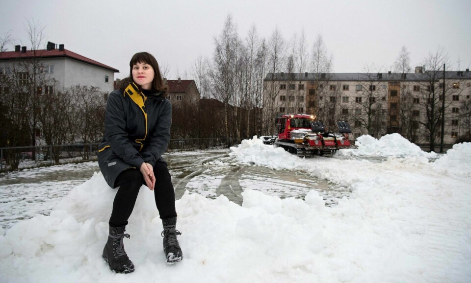 SNØ, JO: I går kjørte Bymiljøetaten snø til Ola Narr. I dag skal løypa prepareres. Idrettsbyråd Rina Mariann Hansen tar en pause i juleferien for å følge med på arbeidet.