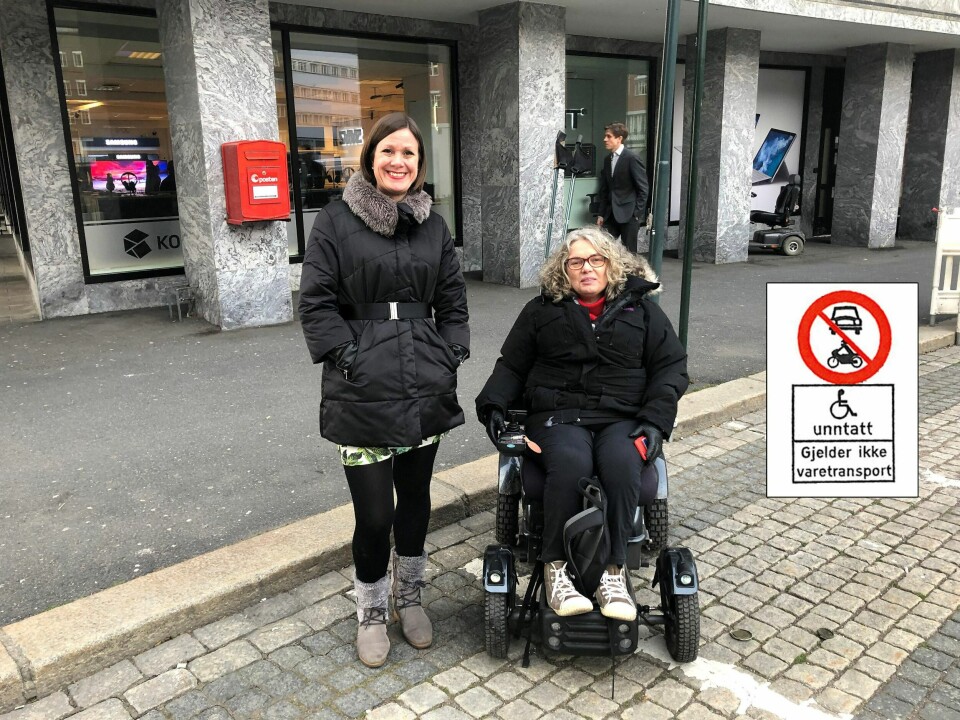 Nytt skilt og flere handikap-plasser, skal forenkle forholdene for dem som har behov for å bruke bil i sentrum. Byråd Hanna E. Marcussen og leder av regionsstyret i Norges Handikapforbund Oslo, Magnhild Sørbotten håper dette vil gjøre byen mer tilgjengelig.