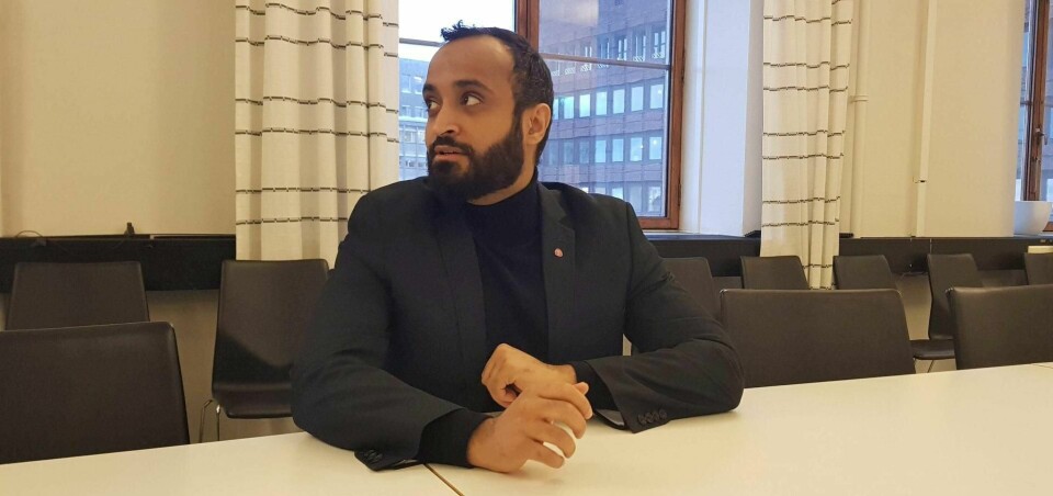Abdullah Alsabeehg (Ap) satt bak dette bordet i komiteens møterom på rådhuset da en mann forsøkte å angripe ham tidligere i høst.