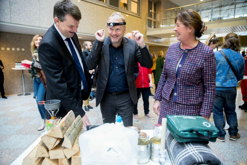 Justis- og beredskapsminister Tor Mikkel Wara, byrådsleder Raymond Johansen og DSB-direktør Cecilie Daae presenterer kampanjen 'Du er en del av Norges beredskap'. Raymond Johansen tester en hodelykt som alle må ha i hjemmet, sammen med bl.a ved, teppe, vann, primus, førstehjelpsutstyr og hermetisk mat.