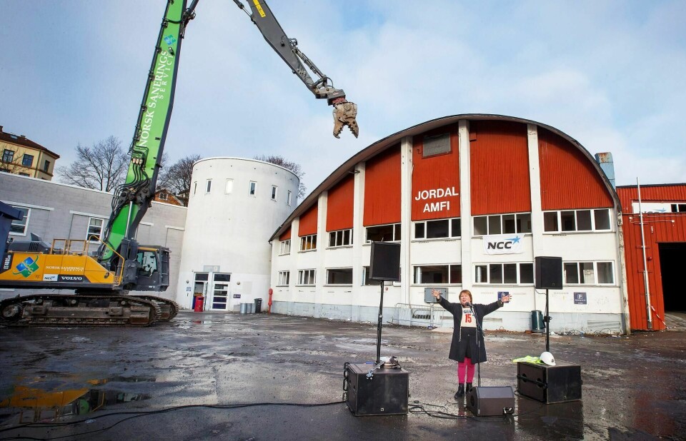 26. januar i fjor startet rivingen av Jordal Amfi. Visesanger Kari Svendsen spilte for vemodige tilskuere som hadde møtt opp.