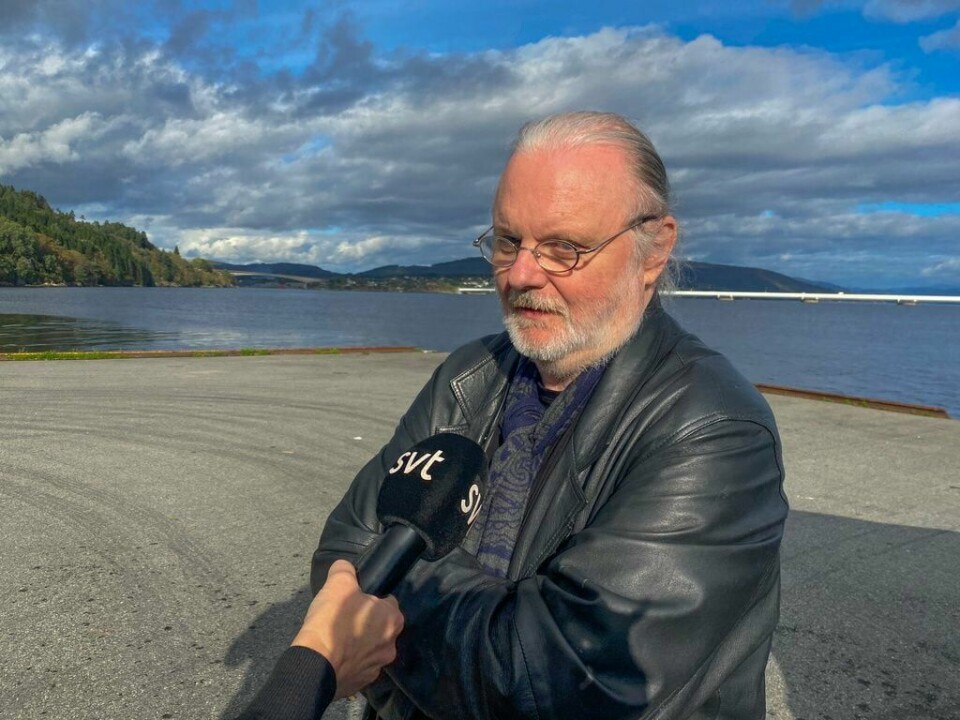 Jon Fosse snakka med pressa om Nobels litteraturpris på vestlandsk vis, sjølvsagt på ein ferjekai. Ein skikkeleg vestlending tykkjer det kan verta for mykje styr rundt ein nobelpris. Jon Fosse