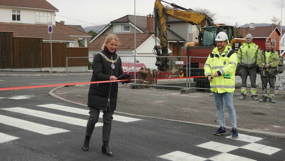 Ordfører Christine Sagen Helgø (H) åpnet Gamleveien på Hinna for trafikk igjen. Veien har vært gjennom en betydelig oppgradering de to siste årene. Her sammen med prosjektleder Rolf Østefjells i park og vei i Stavanger kommune.