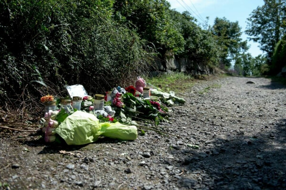 Blomster ble lagt ned på stien på Varhaug hvor Sunniva Ødegård ble funnet.