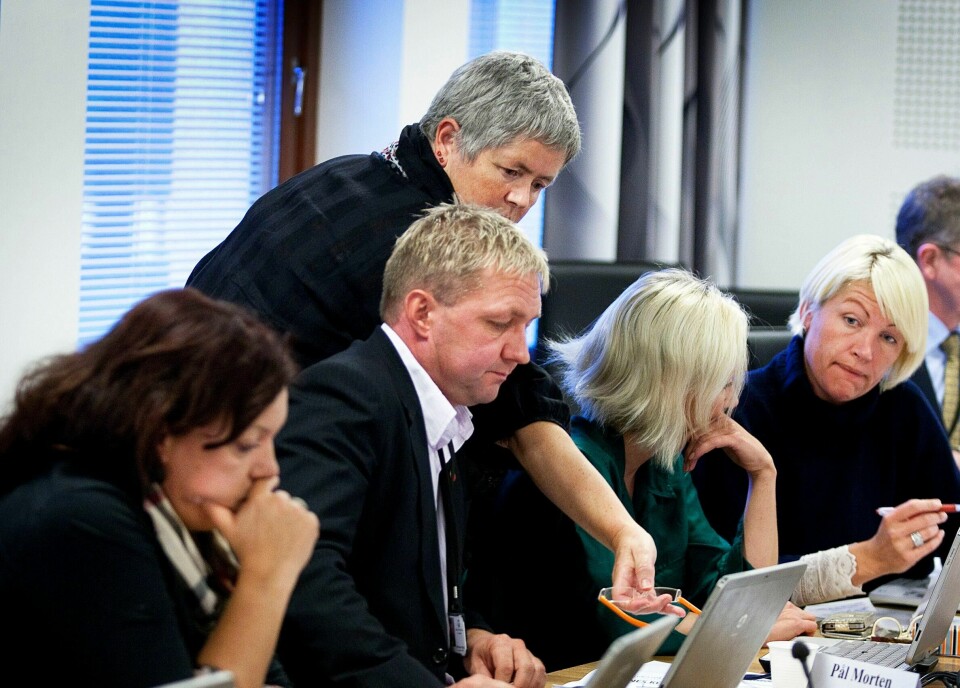 Sandnes SV og Heidi Bjerga (stående) bryter samarbeidet med Frp. Her i samtale med tidligere alliansepartner og varaordfører Pål Morten Borgli (Frp), og Annelin Tangen (Ap) som også har uttalt seg svært kritisk til Frps asylpolitikk. Foto: Roy Storvik