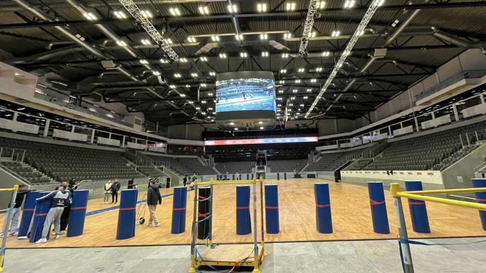 Tre lag med gulv over isen har sørget for at DNB Arena er forvandlet til en håndballhall. DNB Arena