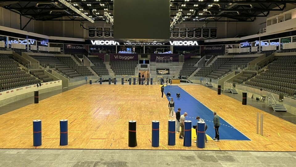 Dugnadsånden sto sterkt i DNB Arena søndag da gulvene ble lagt. DNB Arena