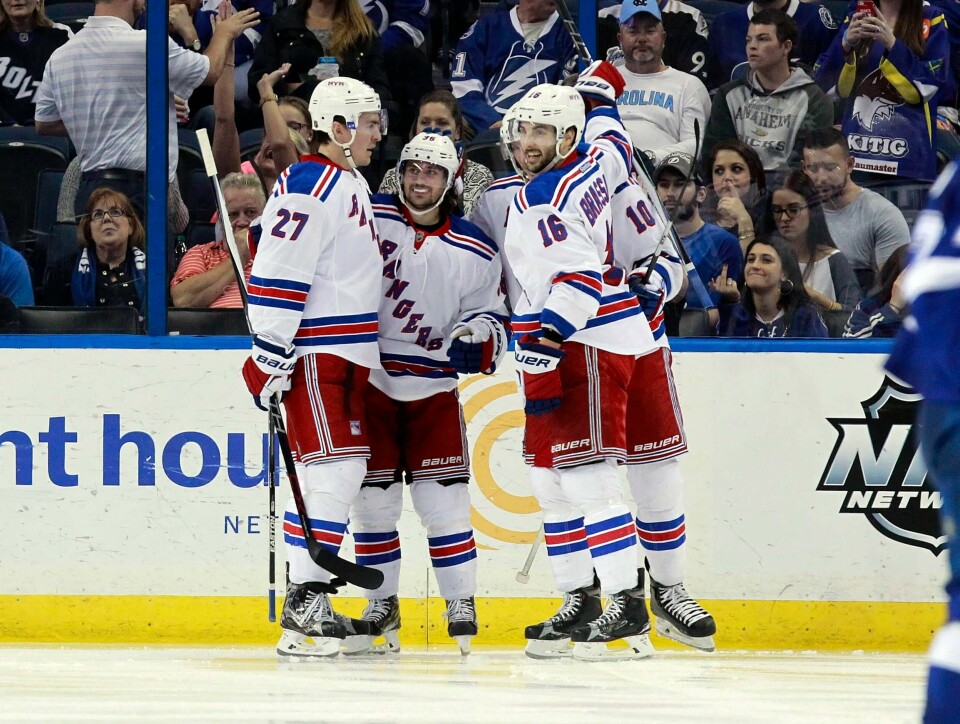 Mats Zuccarello (i midten) markerte seg igjen i natt. FOTO: NTB SCANPIX