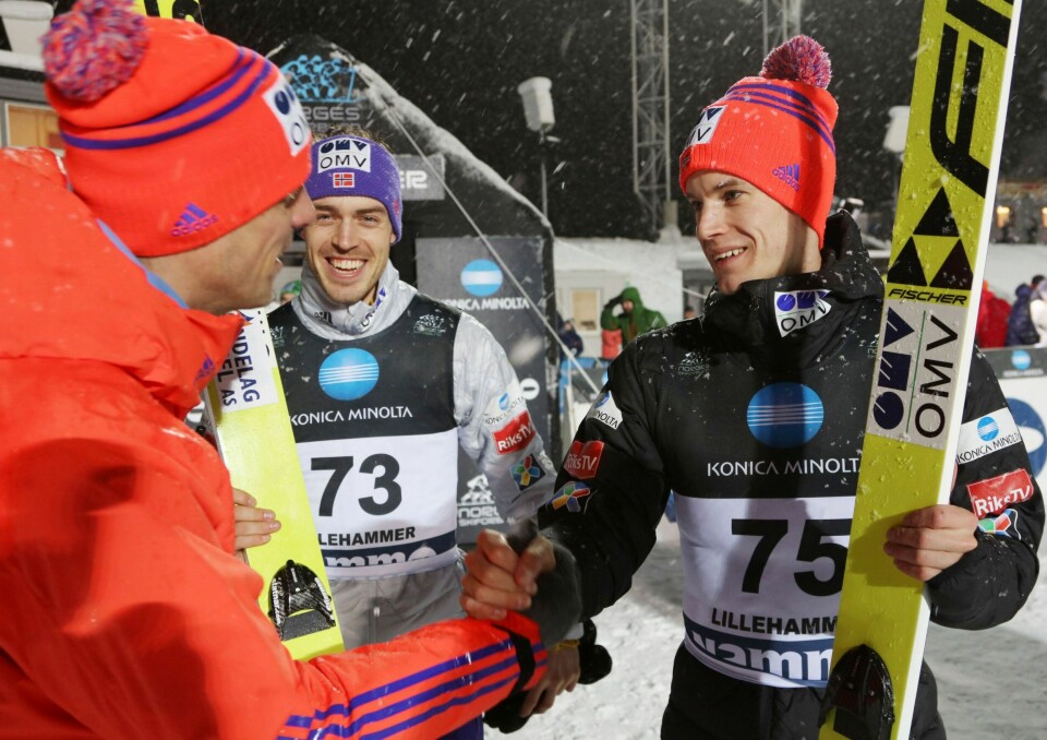 Kenneth Gangnes og Andreas Stjernen snakker med trener Alexander Stöckl. Det avlyste Kollen-rennet kjøres i Vikersund fredag. FOTO: GEIR OLSEN/NTB SCANPIX