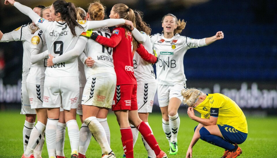Spillerne fra LSK Kvinner jubler etter kampen i Danmark.
